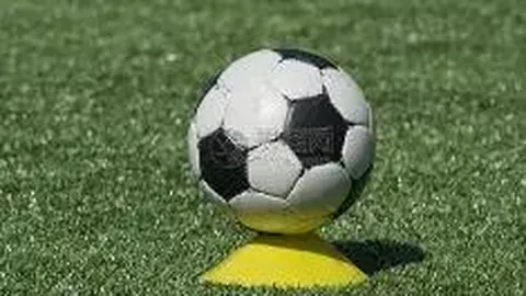 “毫厘之差射门，2025年足球赛事震撼瞬间深度解析”