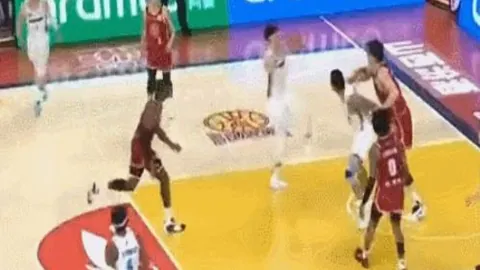 江苏队输球一幕引鞠躬，杜锋获赞誉：球技人品皆顶尖